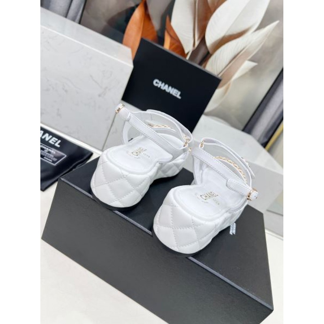 CHANEL コピー サンダル CHANELで叶える華やかで都会的な女性らしさ
