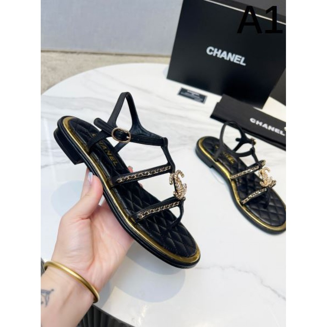 優雅で存在感のある CHANEL シャネル コピー サンダル 今季注目の洗練デザイン