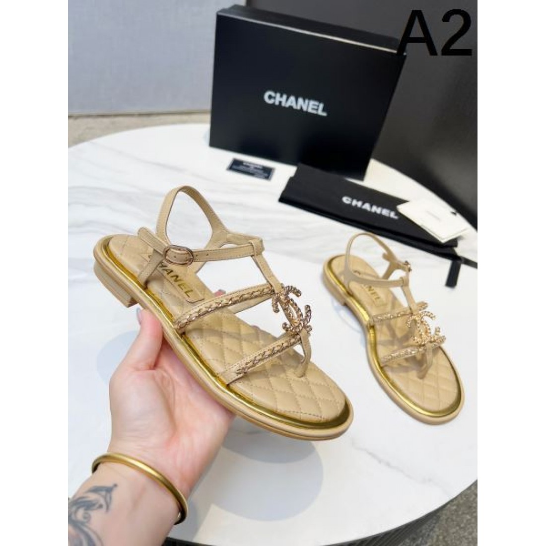 優雅で存在感のある CHANEL シャネル コピー サンダル 今季注目の洗練デザイン