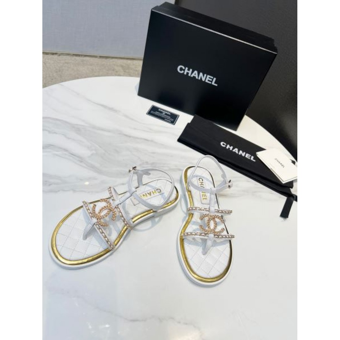 優雅で存在感のある CHANEL シャネル コピー サンダル 今季注目の洗練デザイン