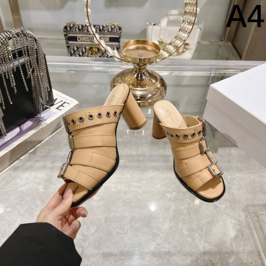 可憐で優雅な雰囲気漂うディオール コピー サンダル DIOR  