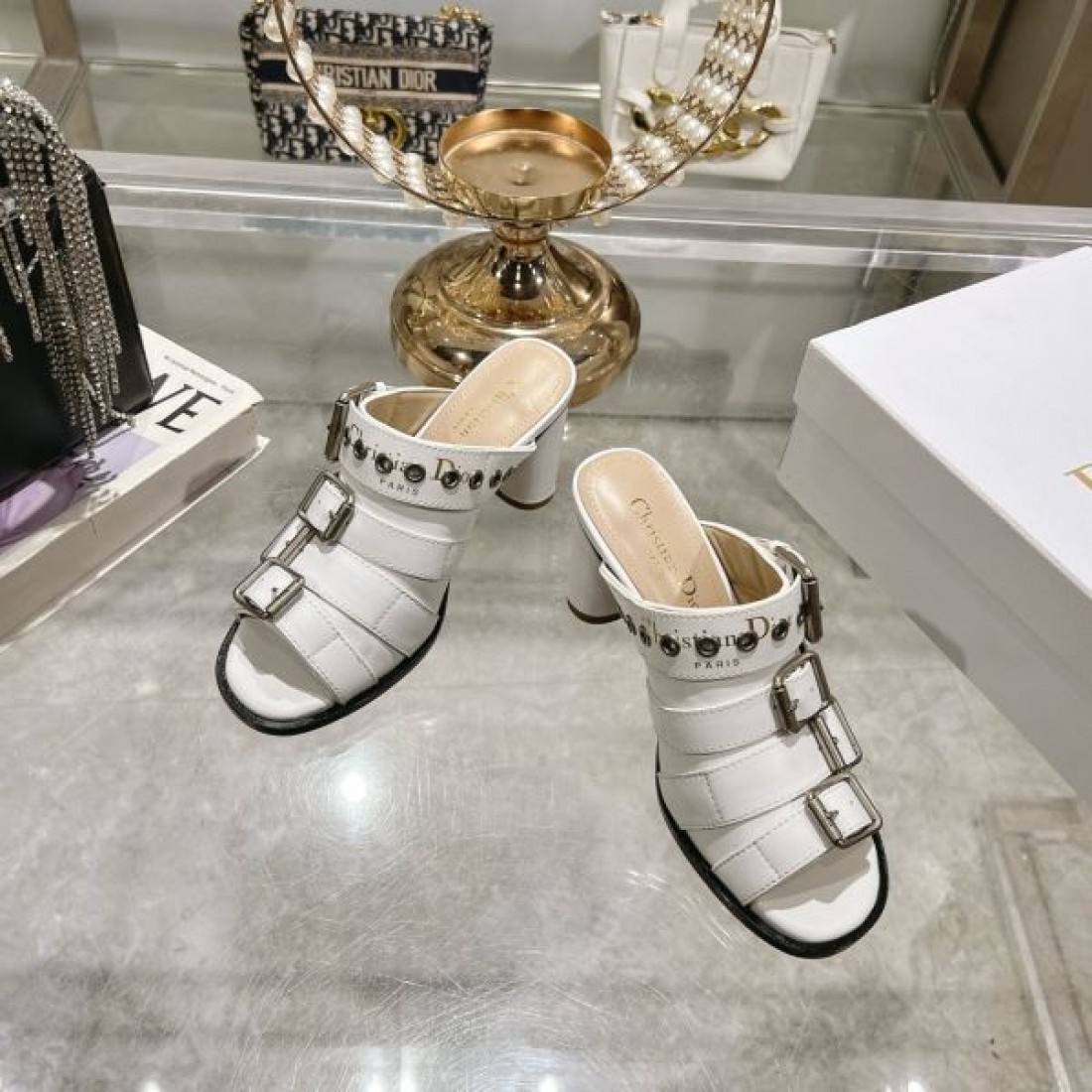 可憐で優雅な雰囲気漂うディオール コピー サンダル DIOR  