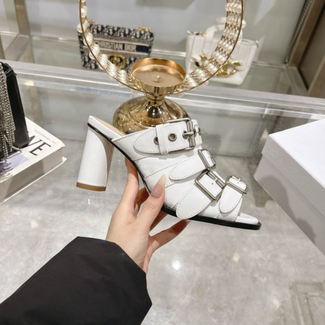 可憐で優雅な雰囲気漂うディオール コピー サンダル DIOR  