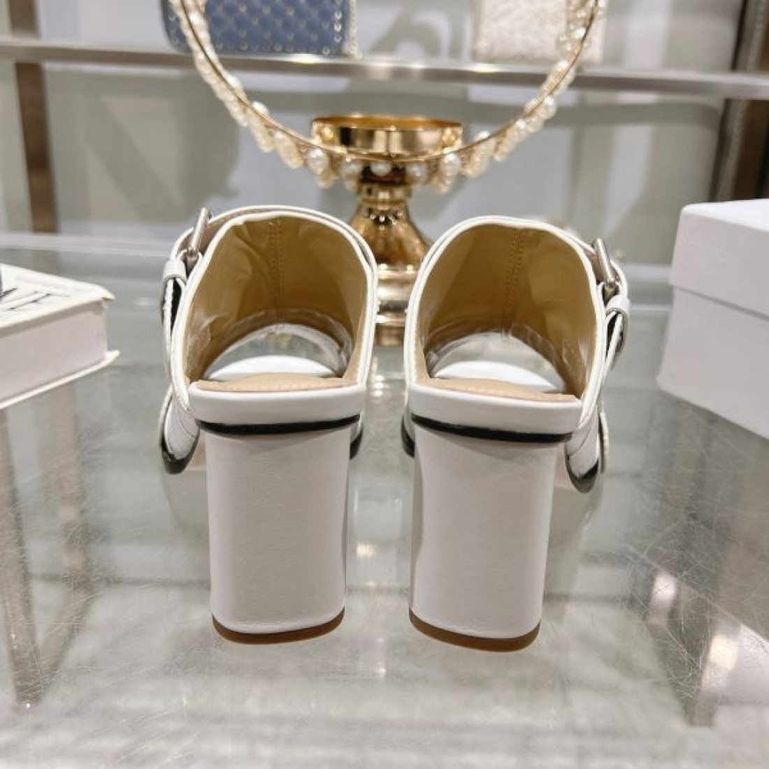 可憐で優雅な雰囲気漂うディオール コピー サンダル DIOR  