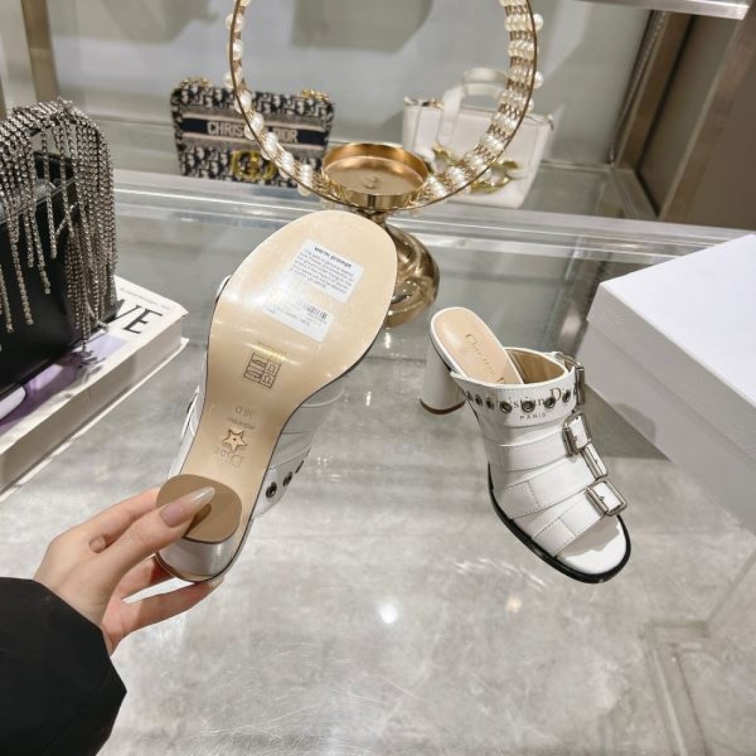 可憐で優雅な雰囲気漂うディオール コピー サンダル DIOR  