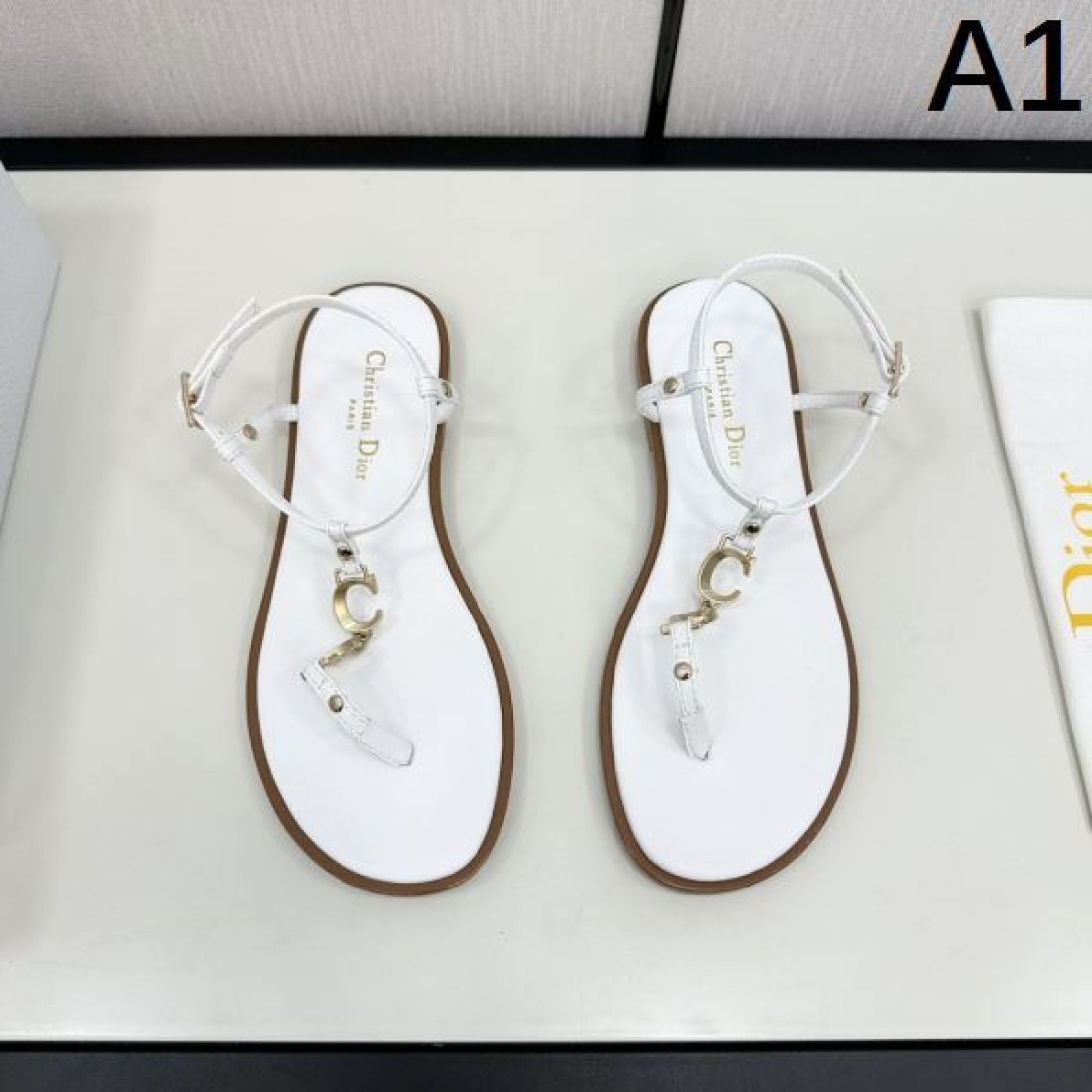 話題の DIOR ディオール コピー サンダル モードで優しい印象に