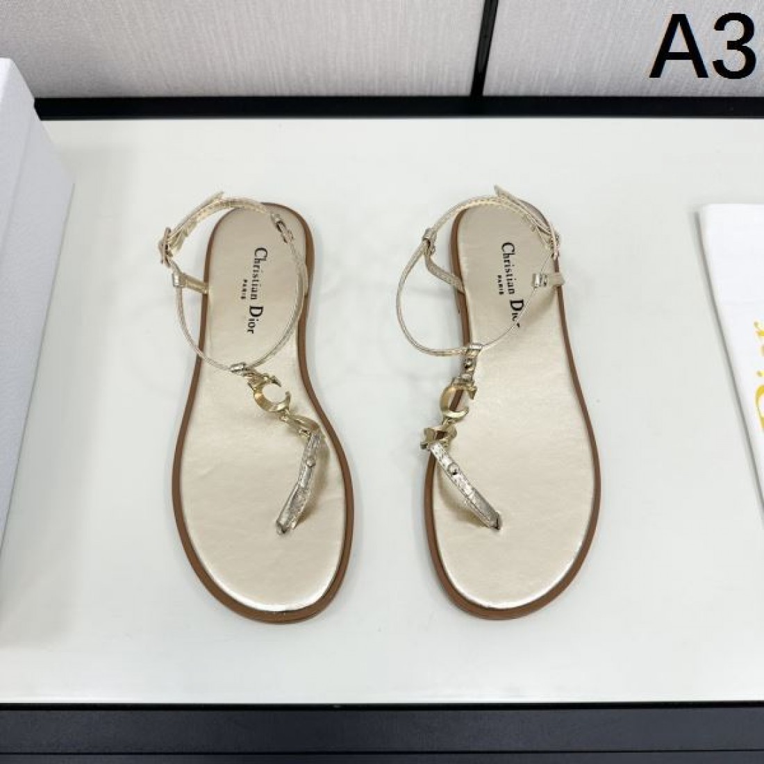 話題の DIOR ディオール コピー サンダル モードで優しい印象に
