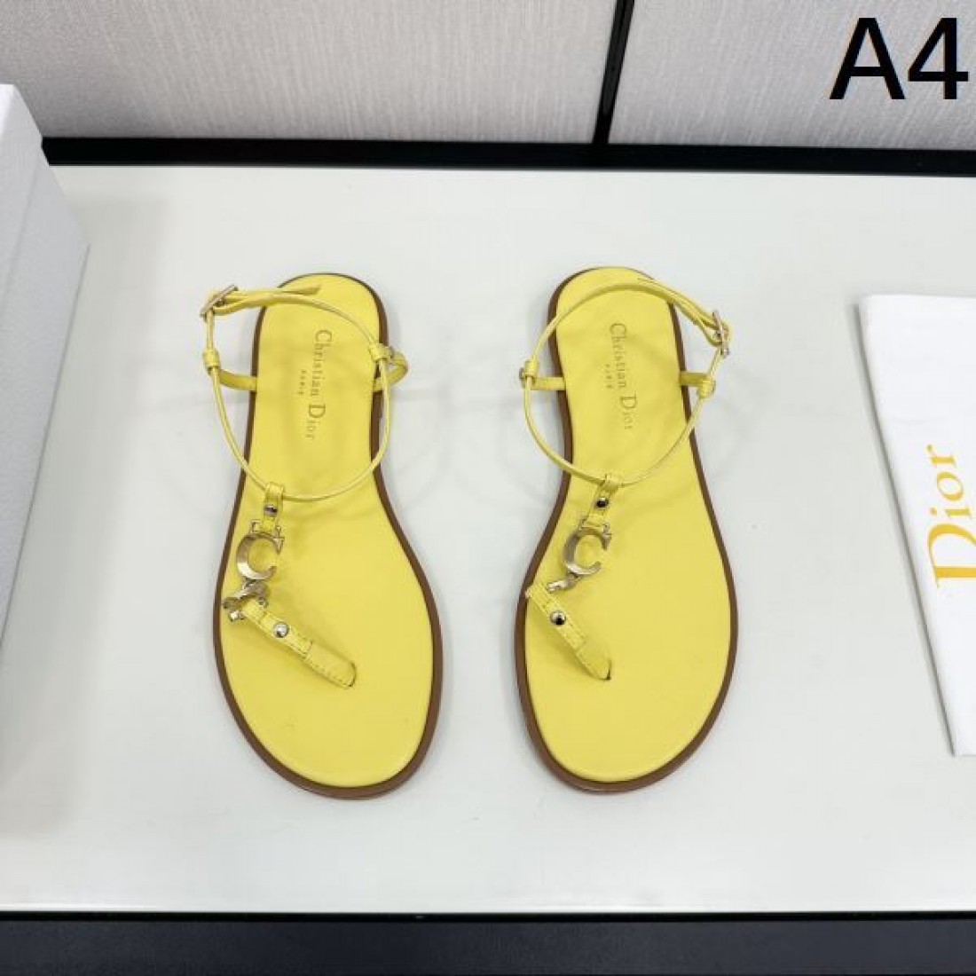 話題の DIOR ディオール コピー サンダル モードで優しい印象に