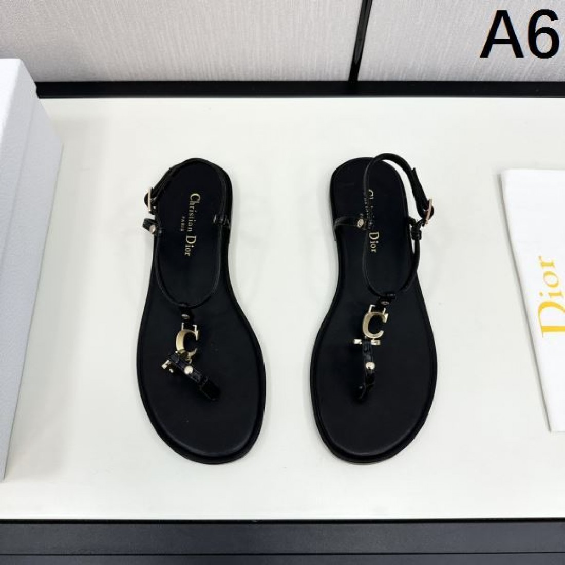 話題の DIOR ディオール コピー サンダル モードで優しい印象に
