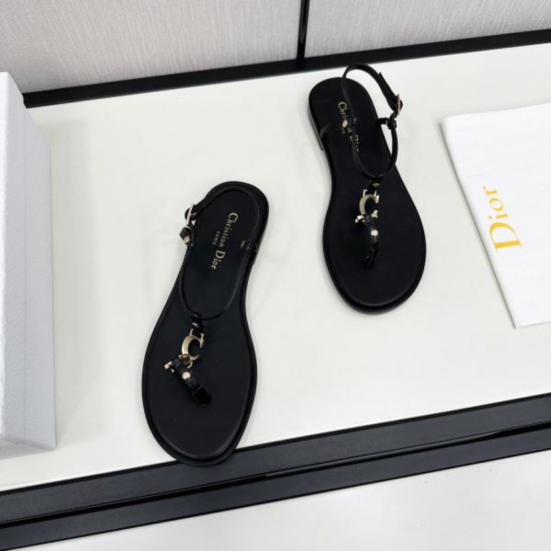 話題の DIOR ディオール コピー サンダル モードで優しい印象に