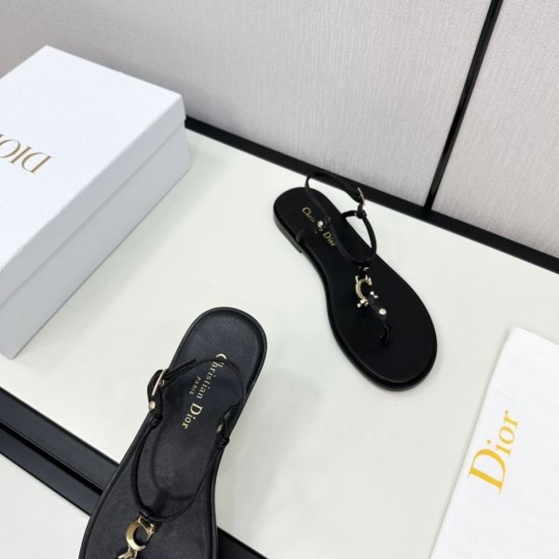 話題の DIOR ディオール コピー サンダル モードで優しい印象に