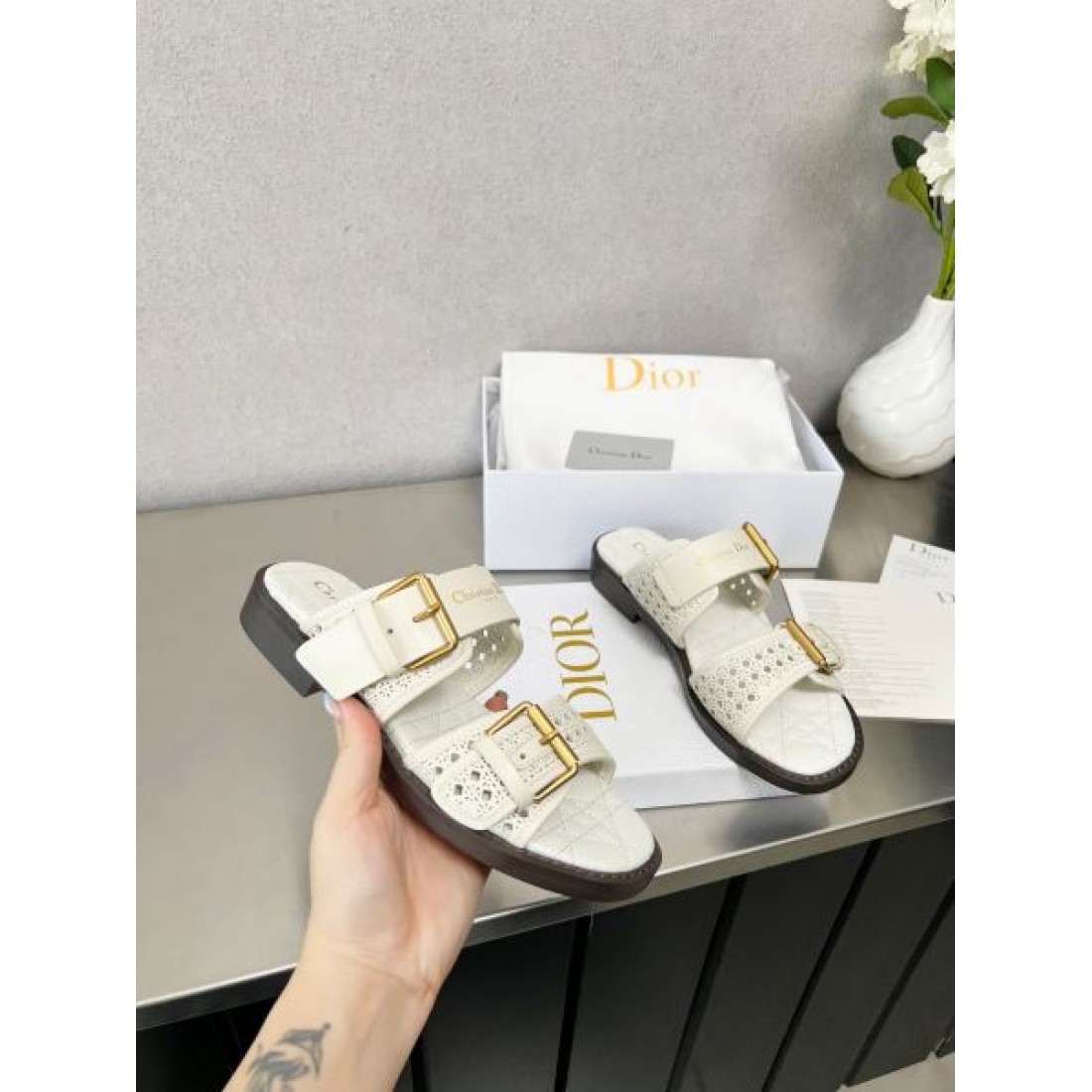 ディオール コピー サンダル DIORナチュラルで洗練された美しさ