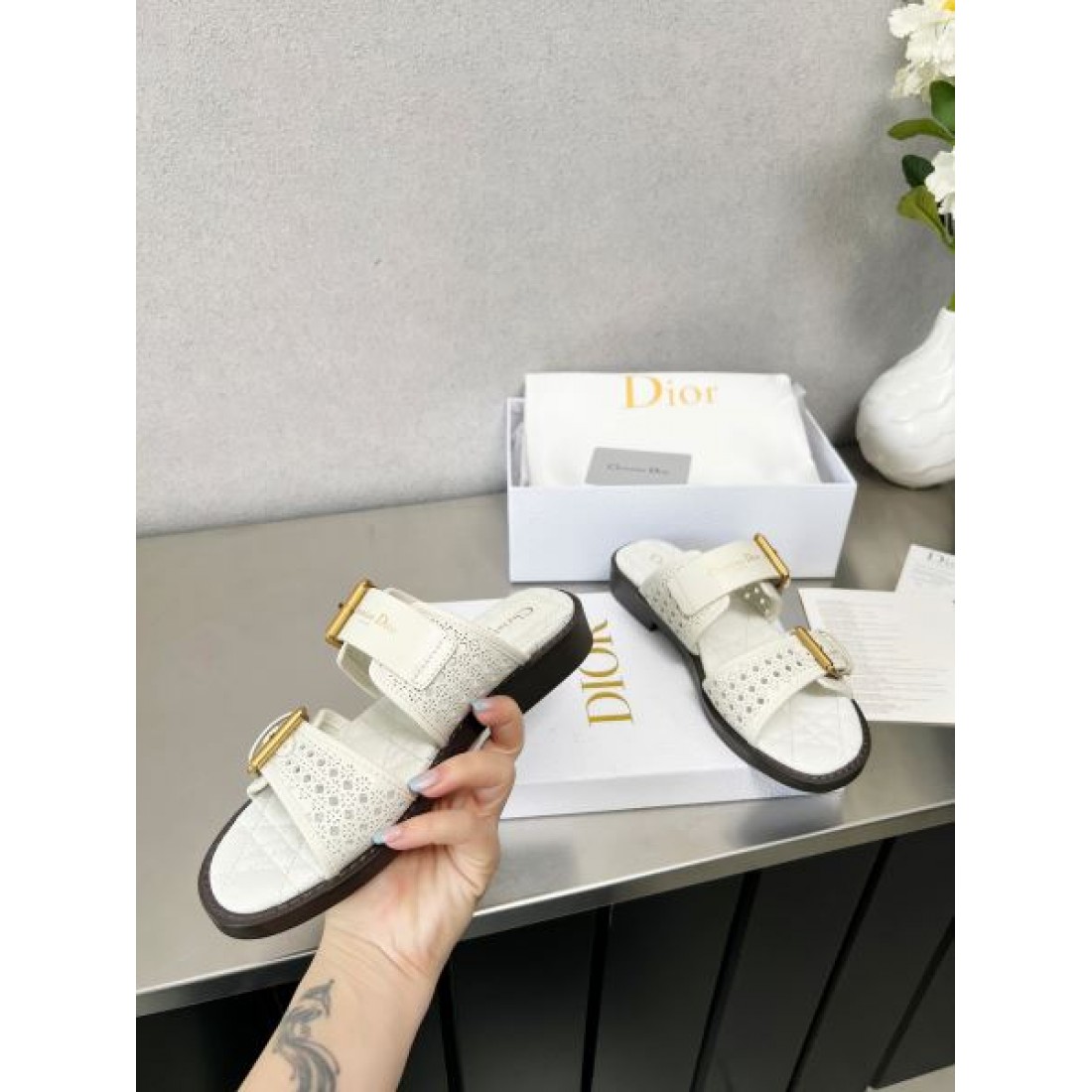 ディオール コピー サンダル DIORナチュラルで洗練された美しさ