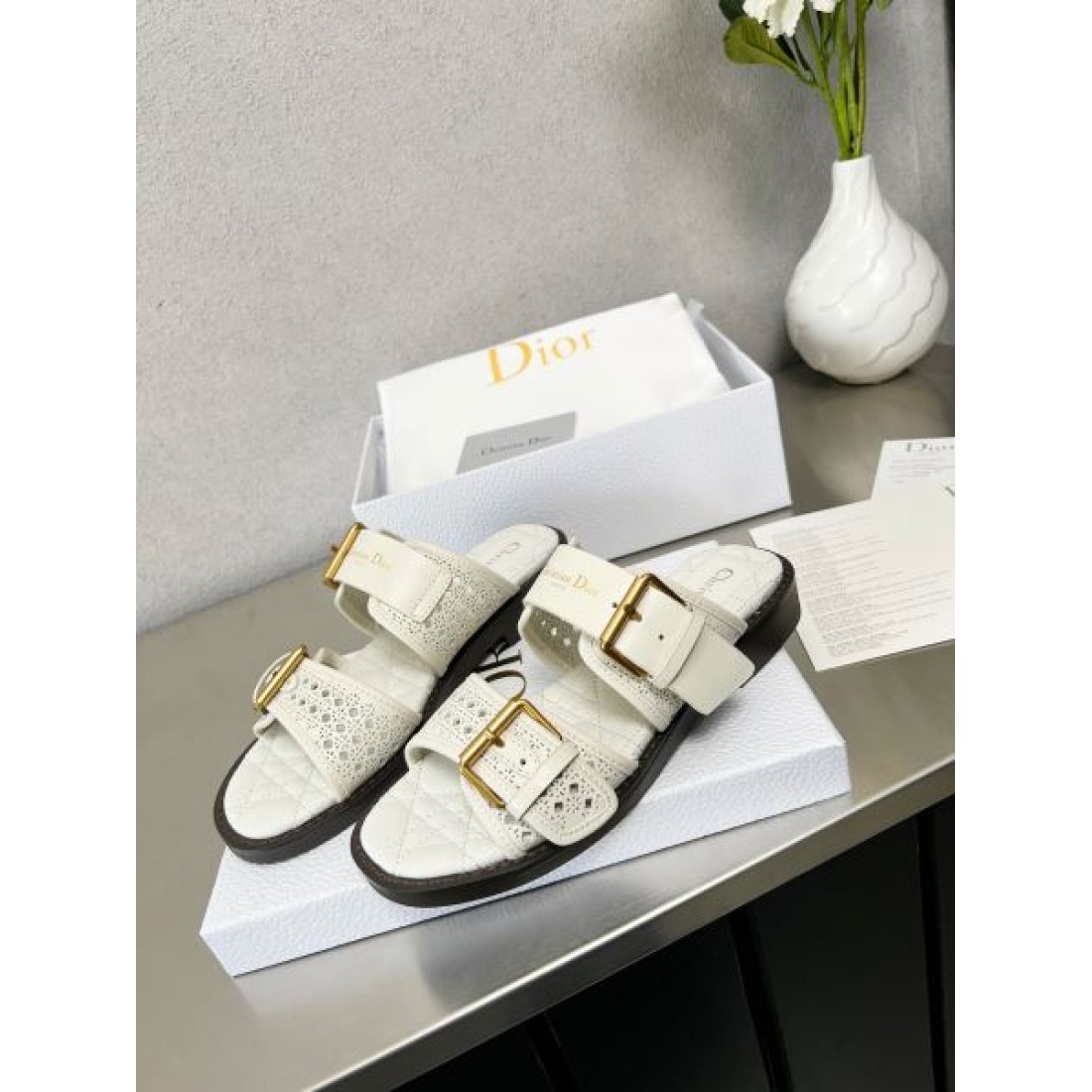 ディオール コピー サンダル DIORナチュラルで洗練された美しさ