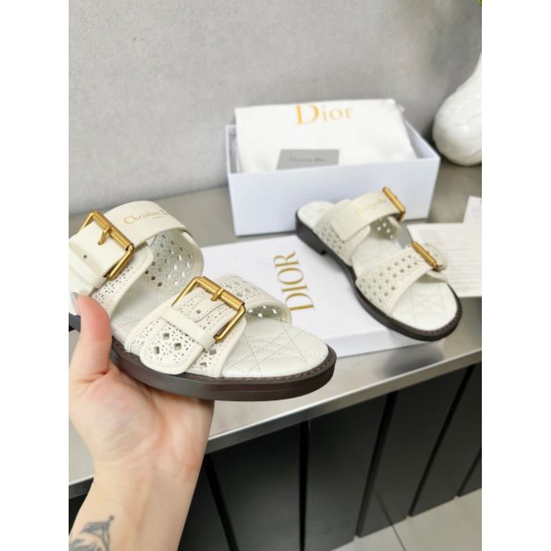 ディオール コピー サンダル DIORナチュラルで洗練された美しさ