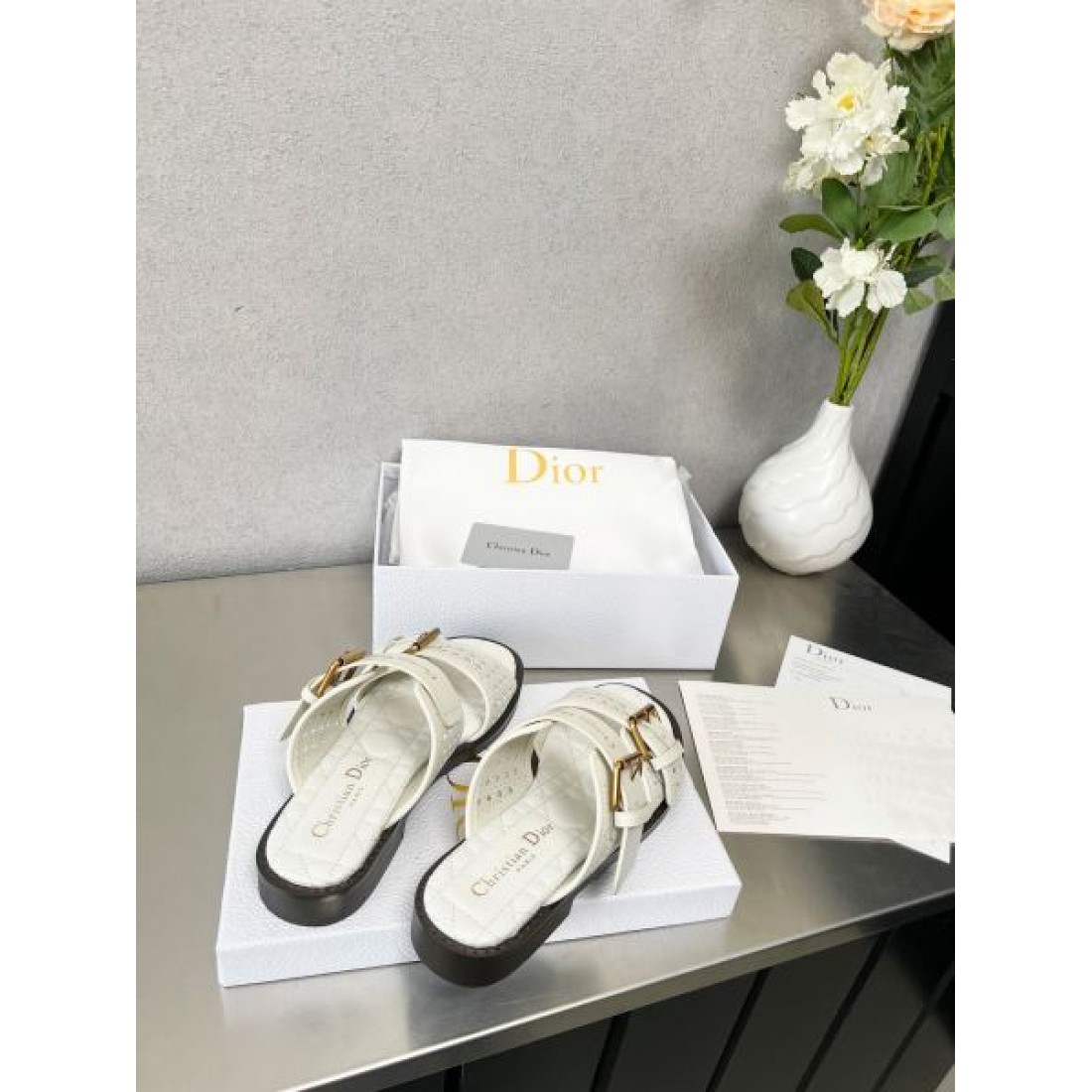 ディオール コピー サンダル DIORナチュラルで洗練された美しさ
