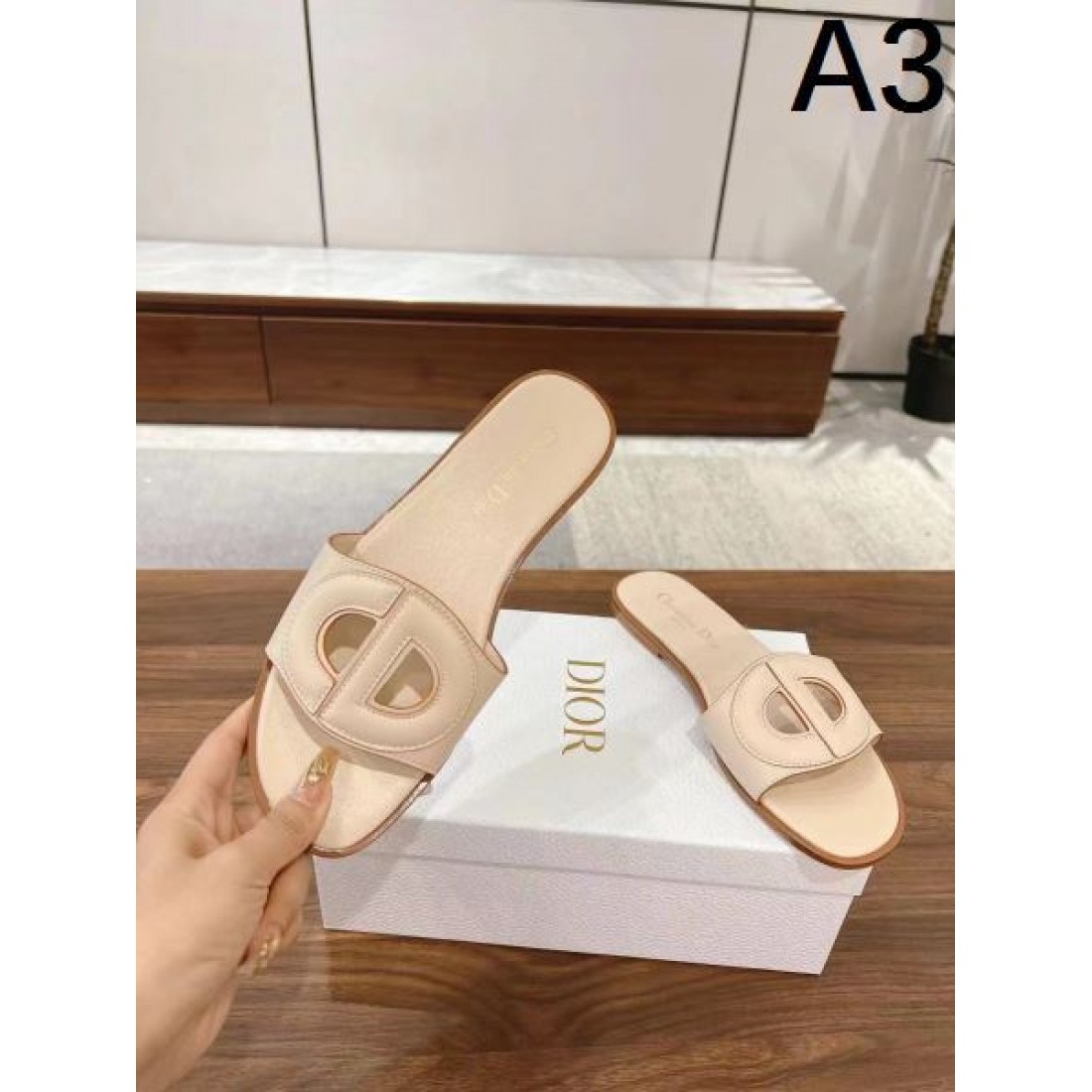  柔らかさと気品をまとうDIOR ディオール コピー サンダル 今季マストバイ