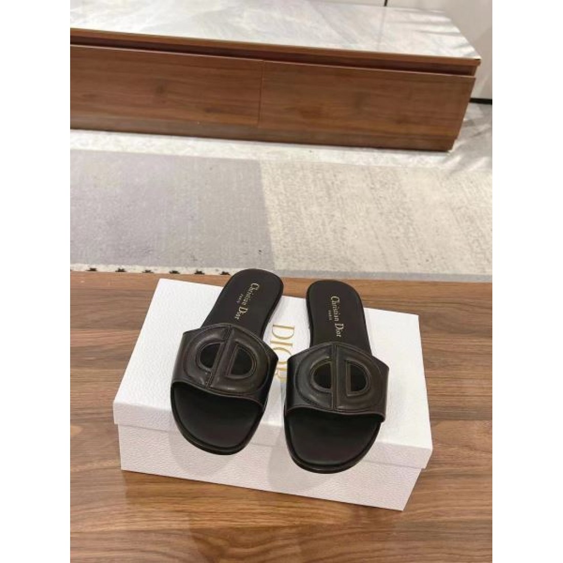  柔らかさと気品をまとうDIOR ディオール コピー サンダル 今季マストバイ
