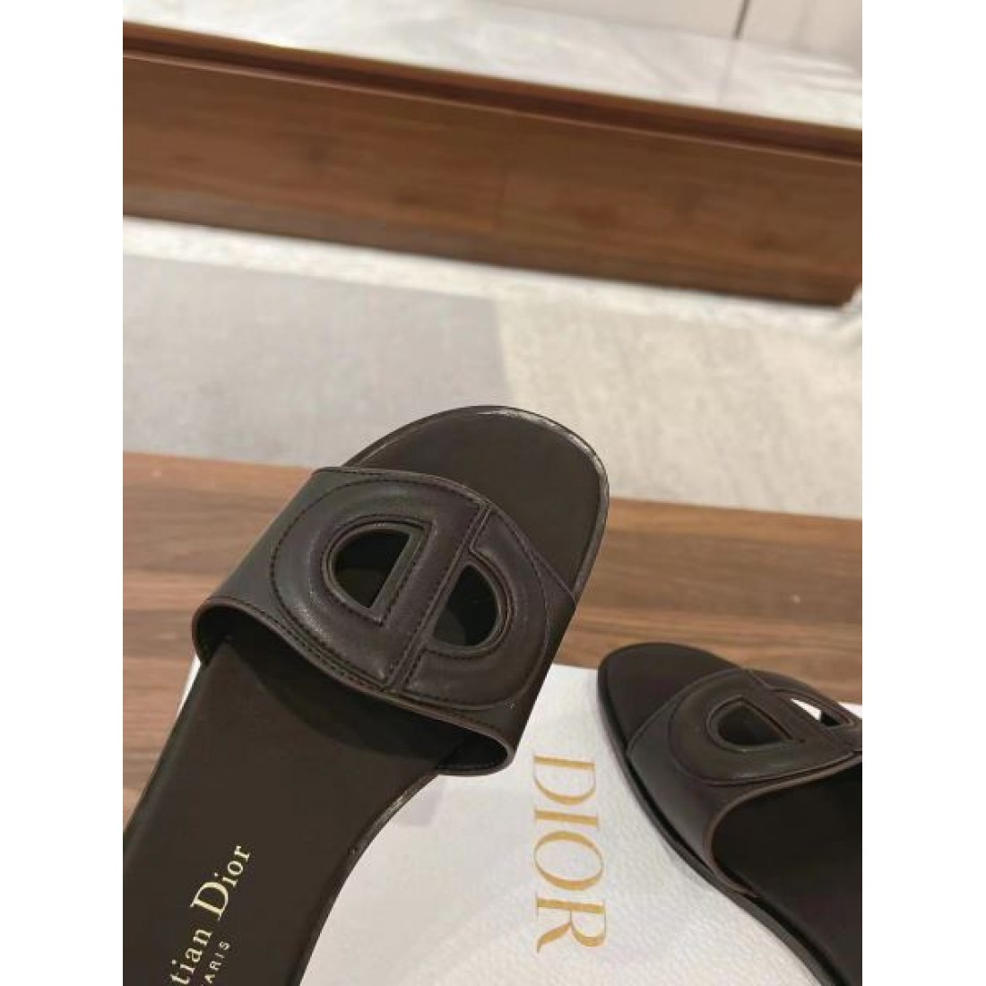  柔らかさと気品をまとうDIOR ディオール コピー サンダル 今季マストバイ