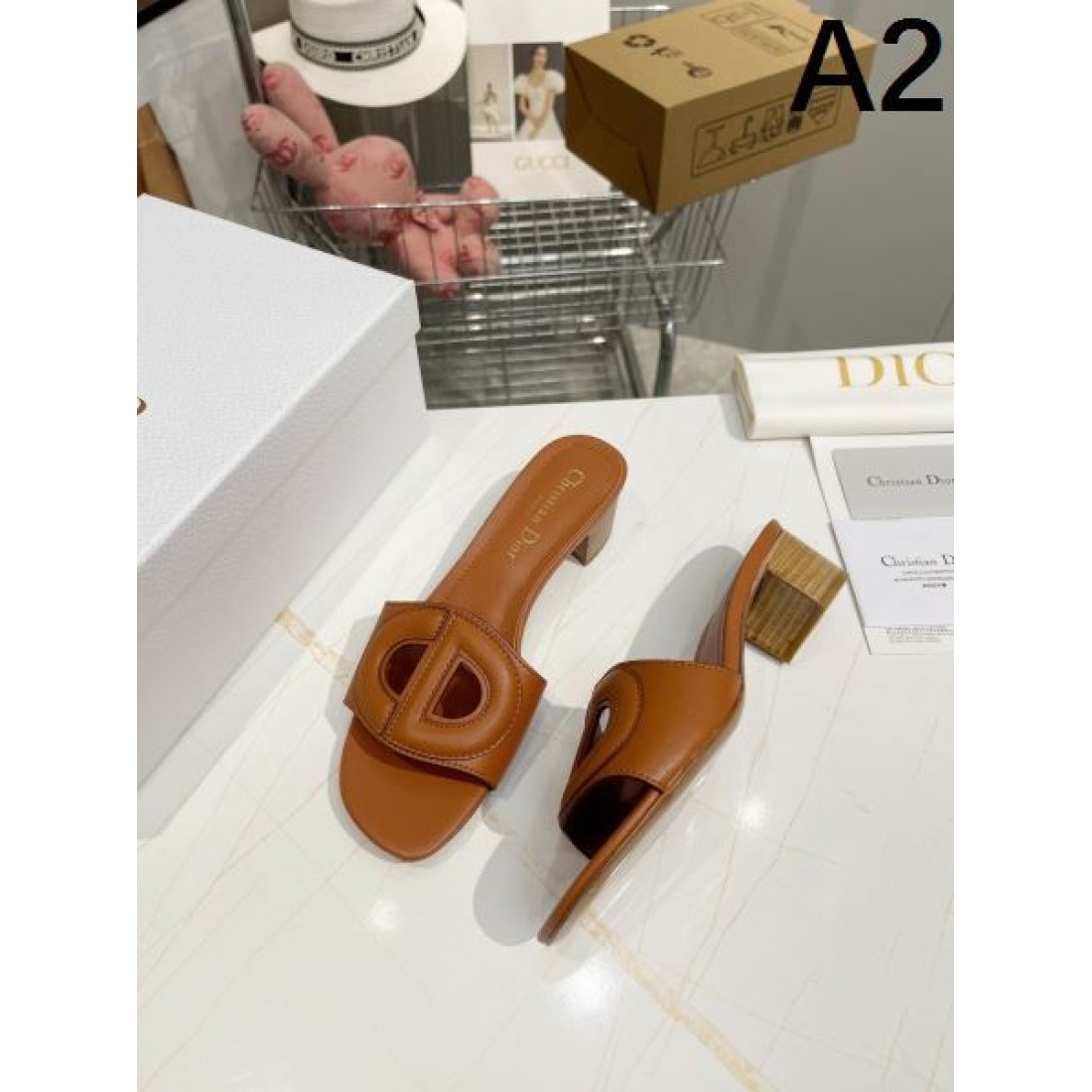 ディオール コピー サンダル DIORフェミニンで軽やかなフォルムが印象的な一足
