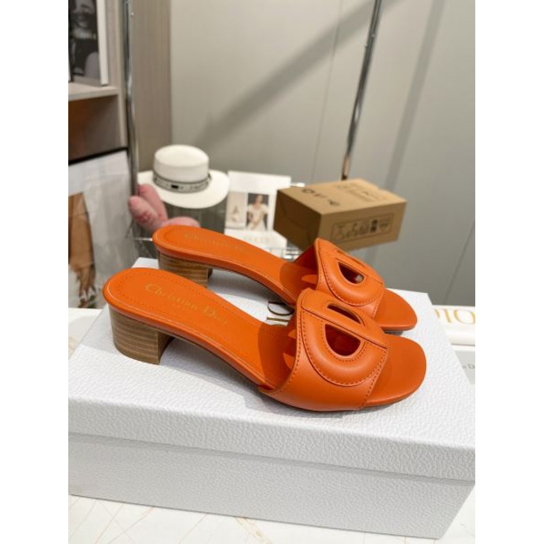 ディオール コピー サンダル DIORフェミニンで軽やかなフォルムが印象的な一足