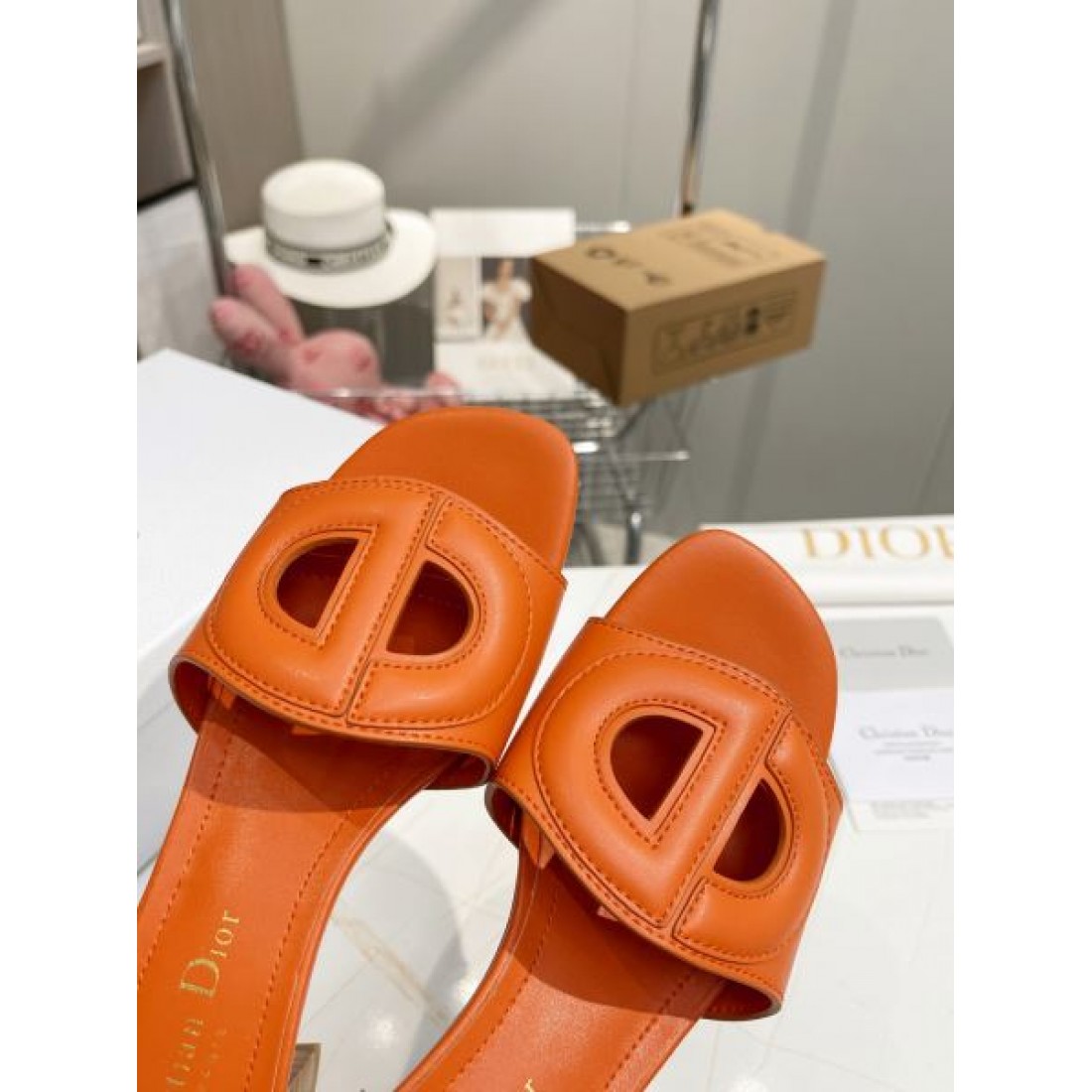 ディオール コピー サンダル DIORフェミニンで軽やかなフォルムが印象的な一足