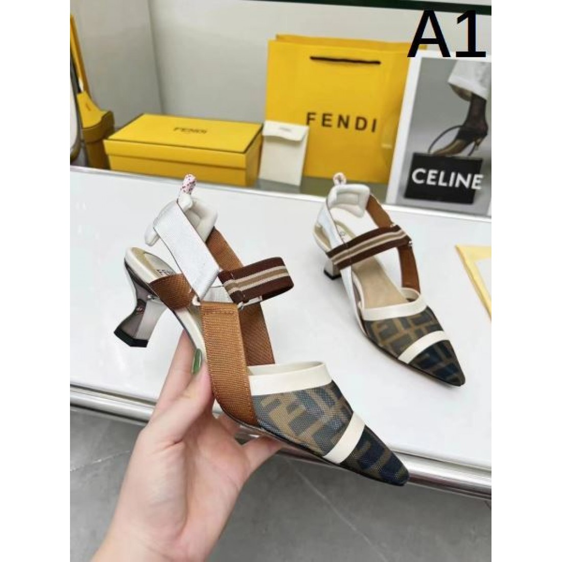 その場で注目の的 FENDI フェンデイ コピー レディースサンダル 大注目アイテム