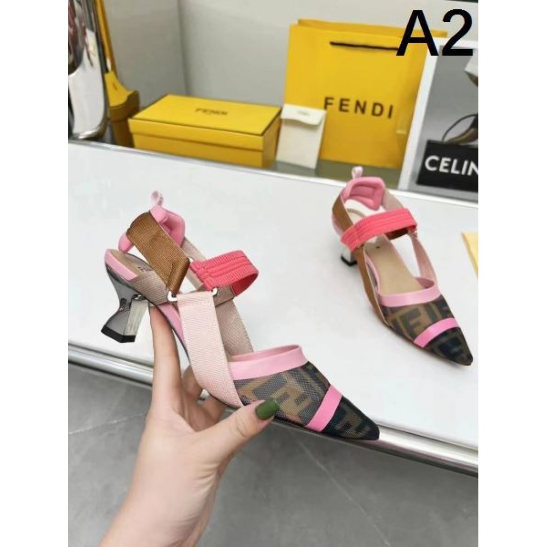 その場で注目の的 FENDI フェンデイ コピー レディースサンダル 大注目アイテム