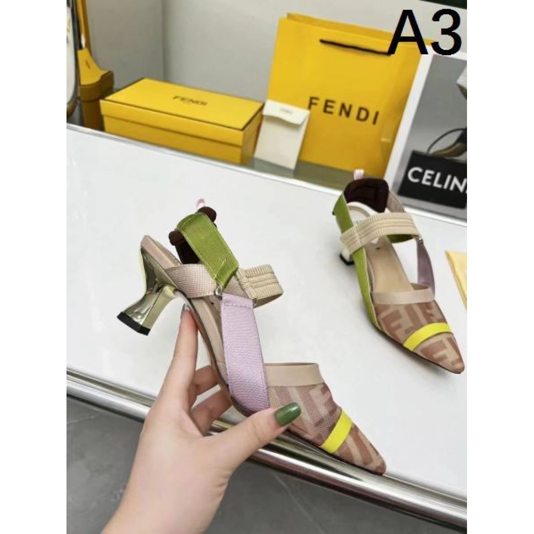 その場で注目の的 FENDI フェンデイ コピー レディースサンダル 大注目アイテム