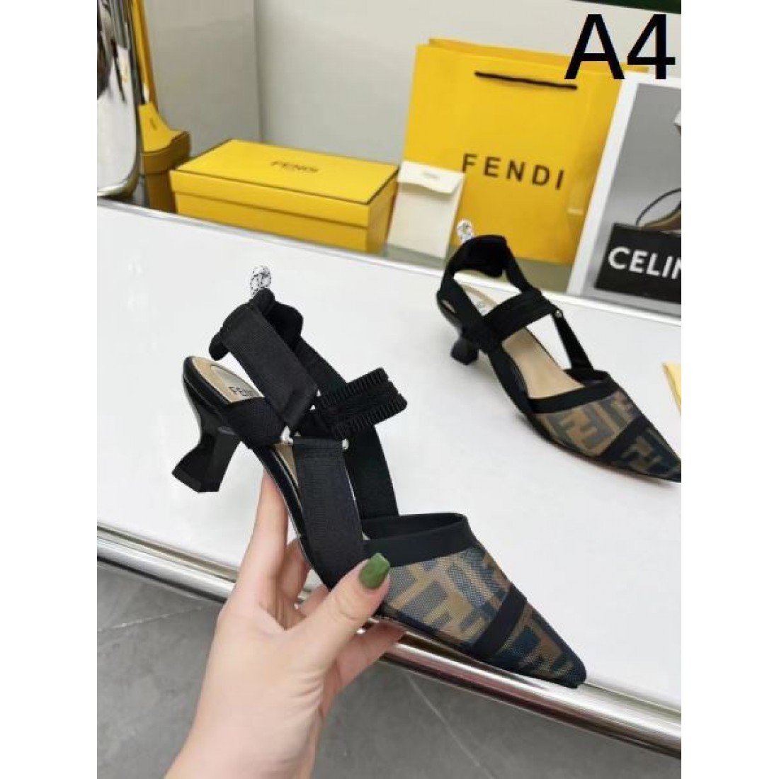 その場で注目の的 FENDI フェンデイ コピー レディースサンダル 大注目アイテム