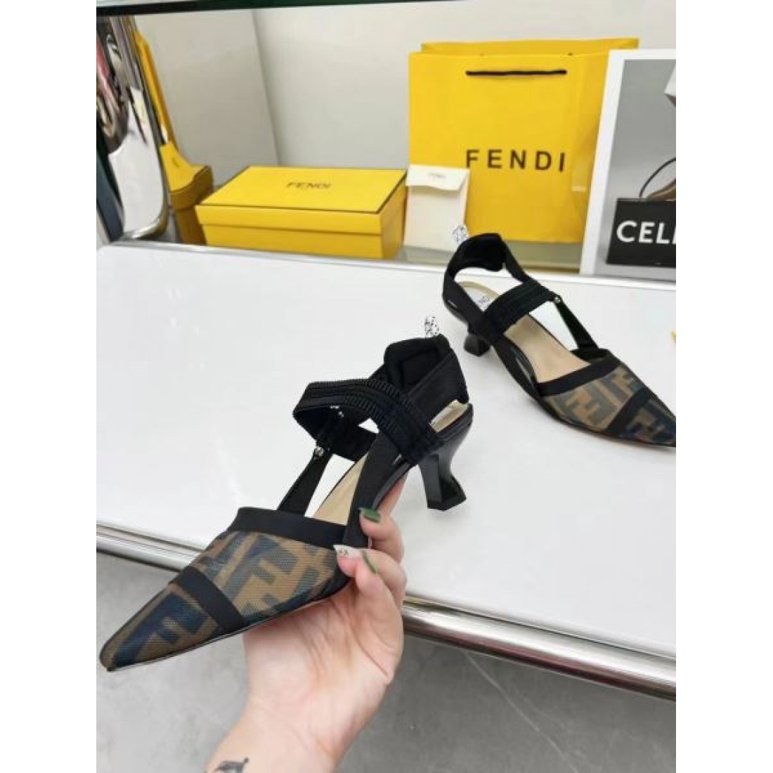 その場で注目の的 FENDI フェンデイ コピー レディースサンダル 大注目アイテム