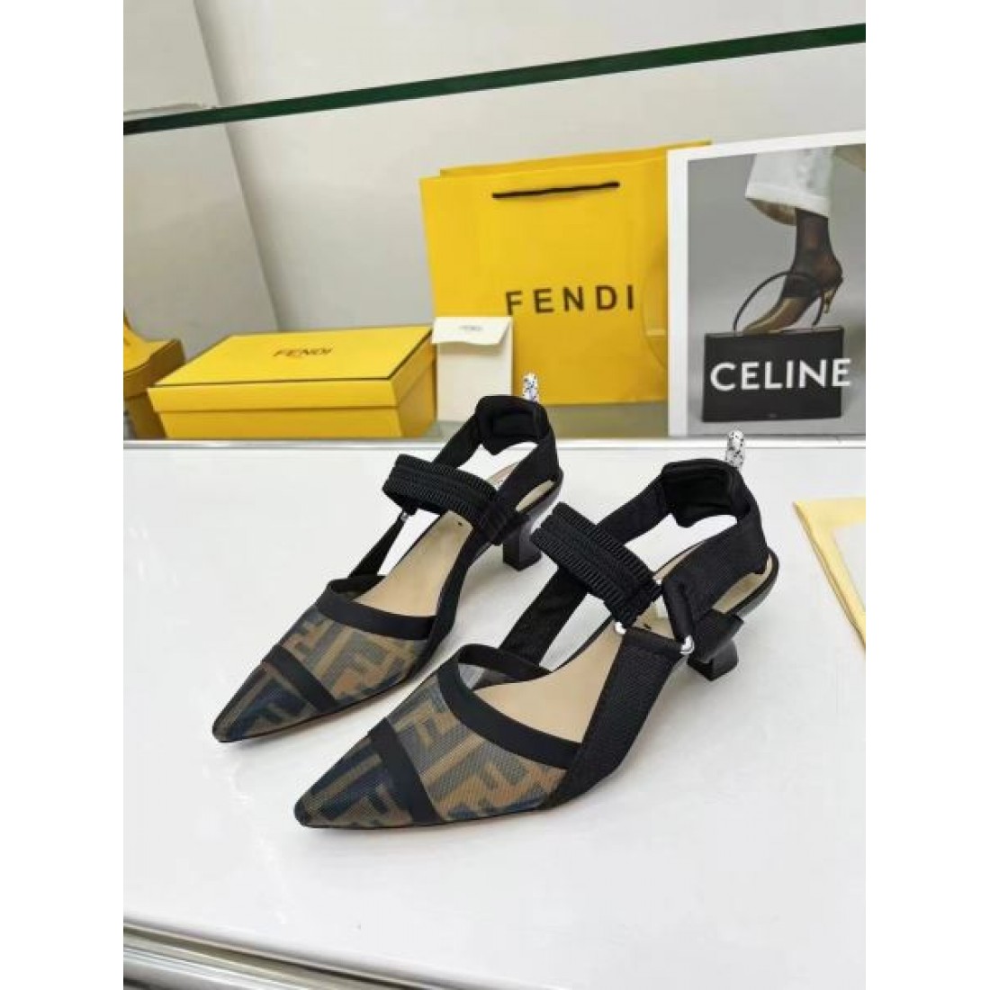 その場で注目の的 FENDI フェンデイ コピー レディースサンダル 大注目アイテム