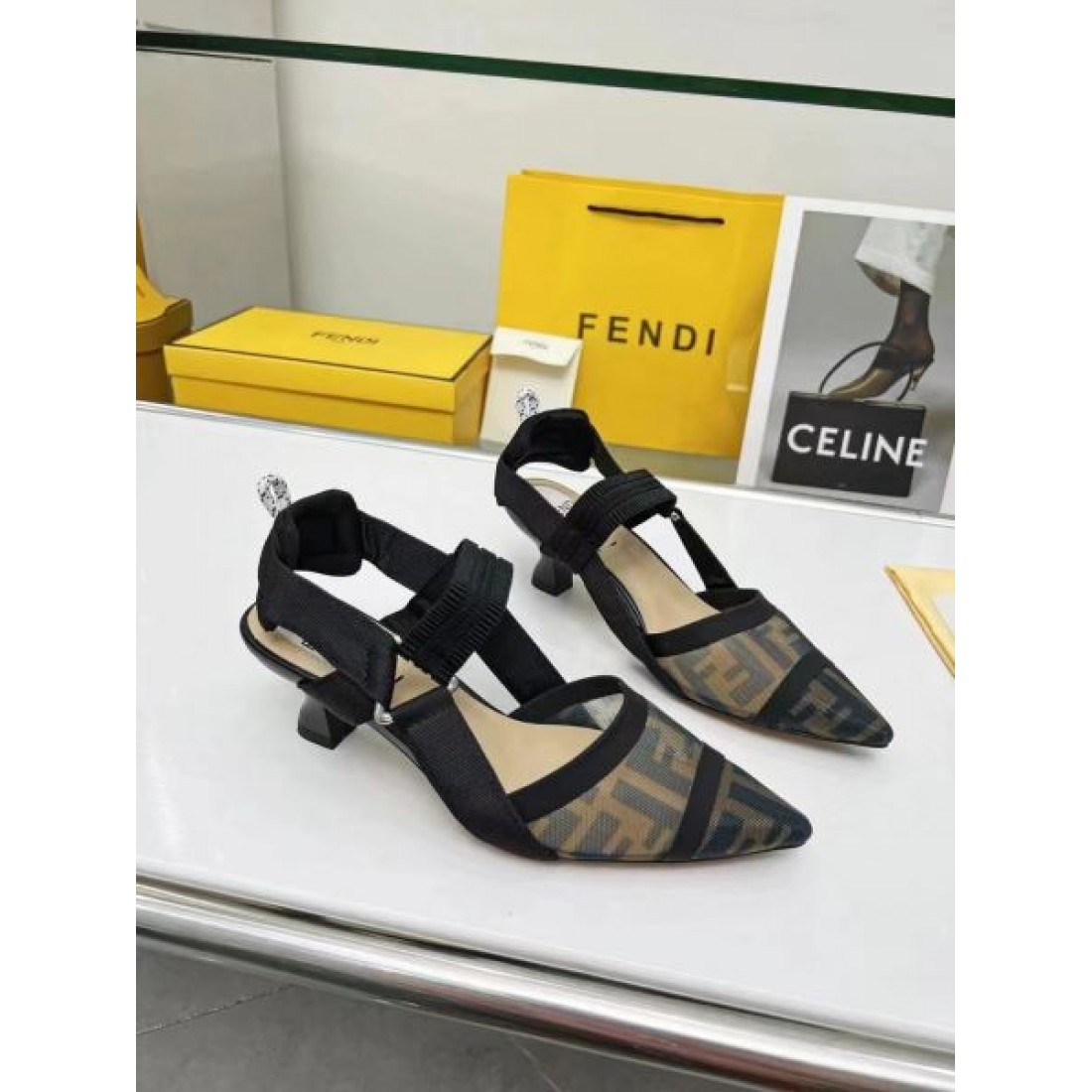 その場で注目の的 FENDI フェンデイ コピー レディースサンダル 大注目アイテム