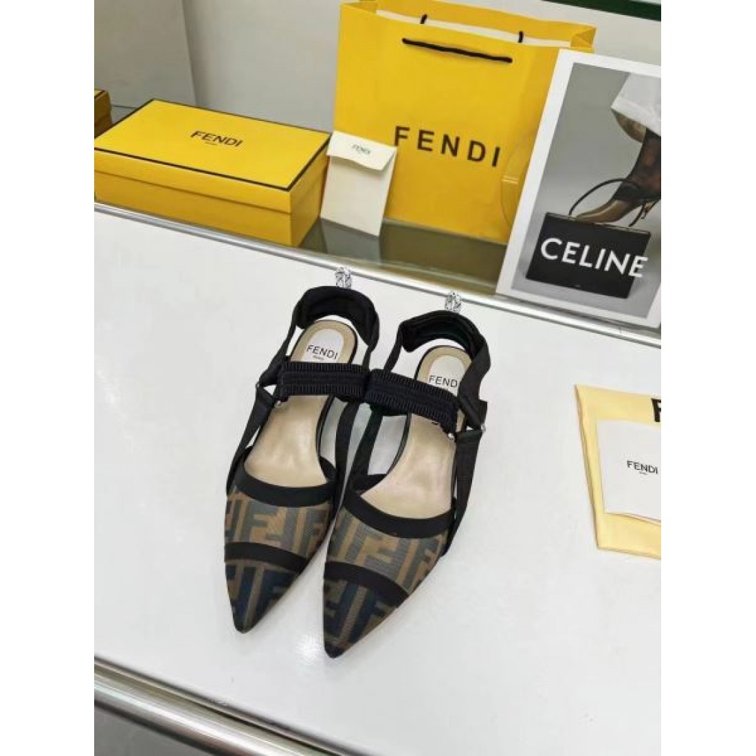 その場で注目の的 FENDI フェンデイ コピー レディースサンダル 大注目アイテム