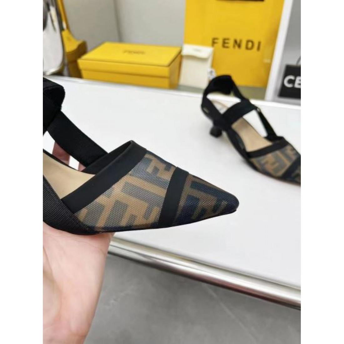 その場で注目の的 FENDI フェンデイ コピー レディースサンダル 大注目アイテム