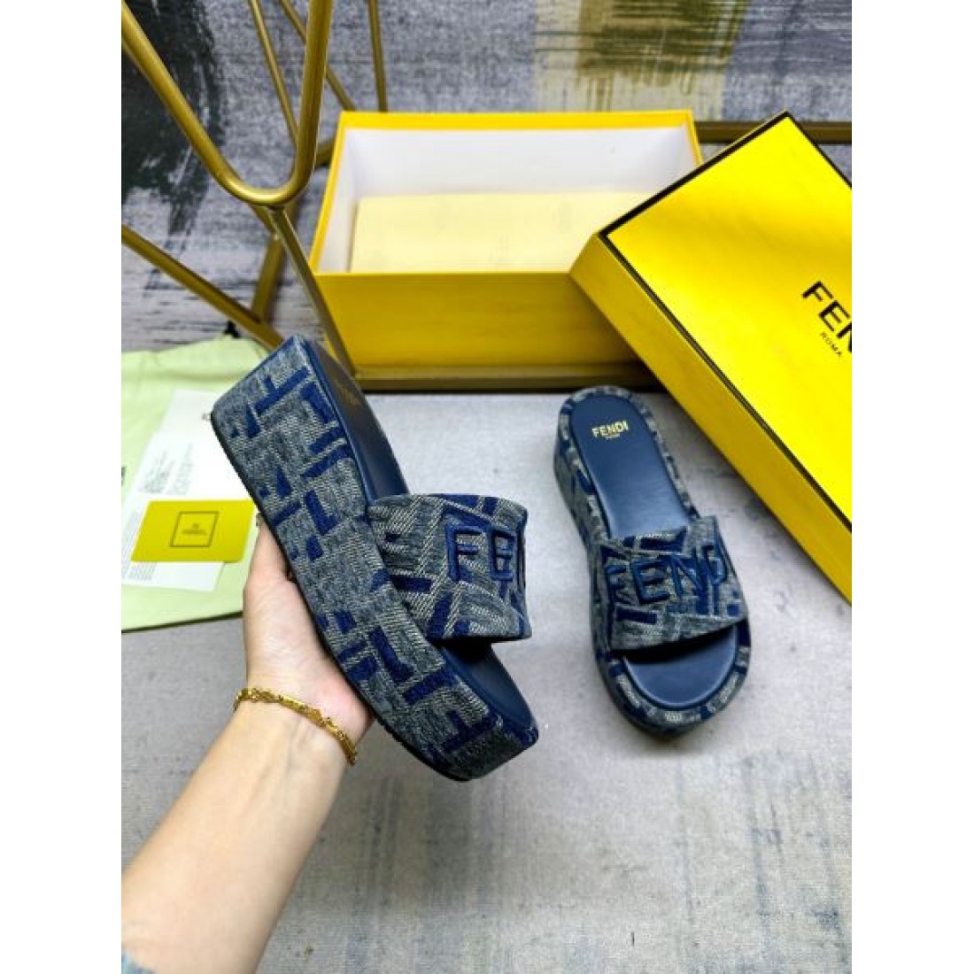 最旬アイテム FENDI フェンデイ コピー レディースサンダル 最高峰の品質