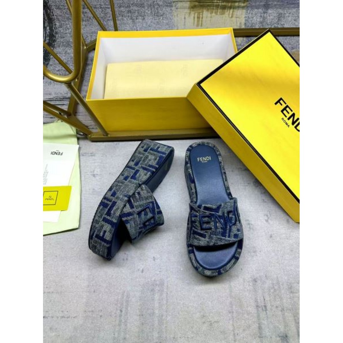 最旬アイテム FENDI フェンデイ コピー レディースサンダル 最高峰の品質