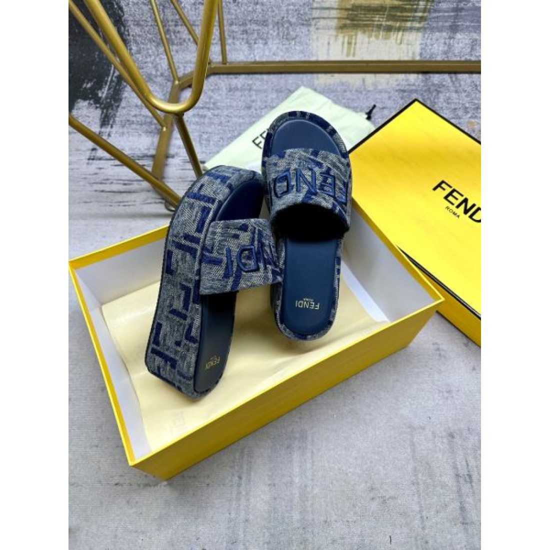最旬アイテム FENDI フェンデイ コピー レディースサンダル 最高峰の品質