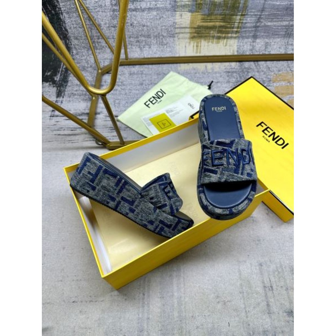 最旬アイテム FENDI フェンデイ コピー レディースサンダル 最高峰の品質