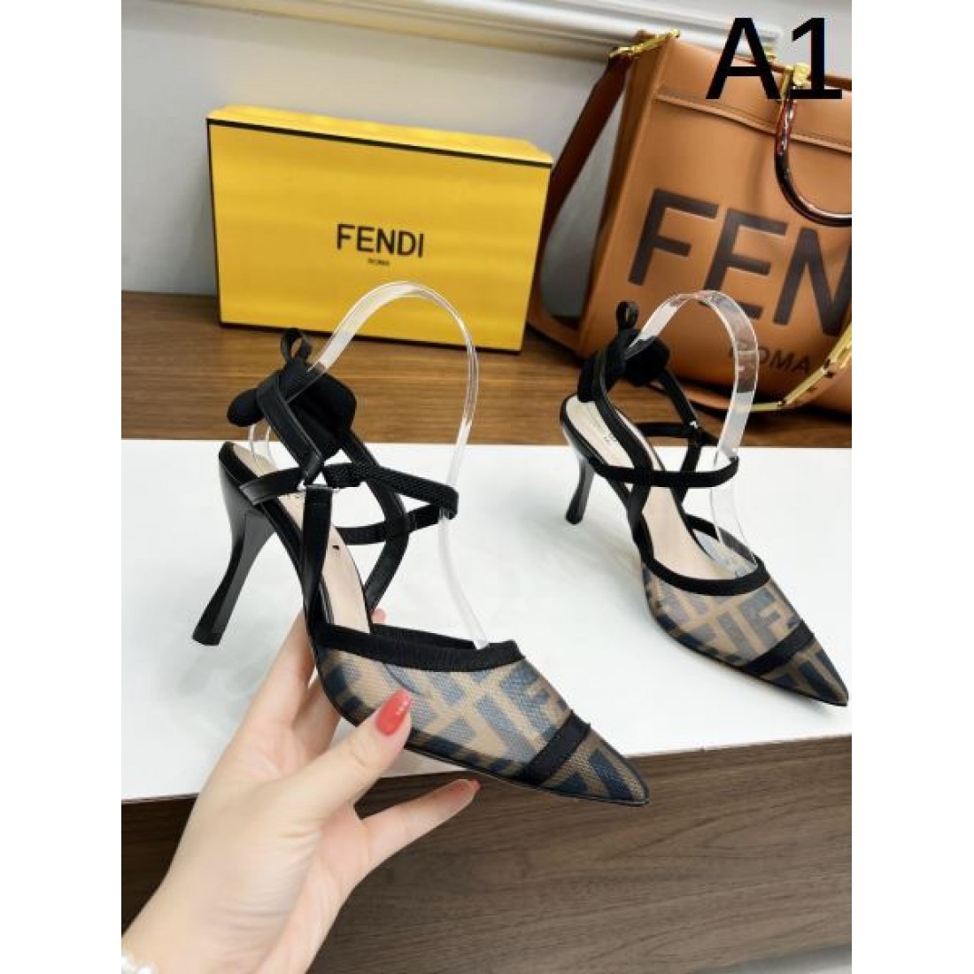 限定予約受付中 FENDI フェンデイ コピー レディースサンダル 高感度デザイン
