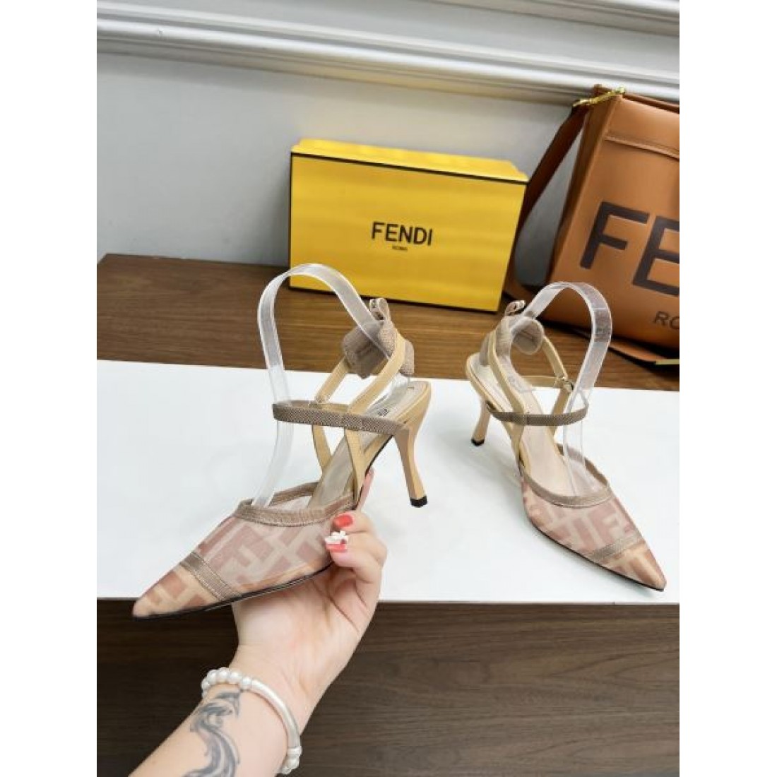 限定予約受付中 FENDI フェンデイ コピー レディースサンダル 高感度デザイン
