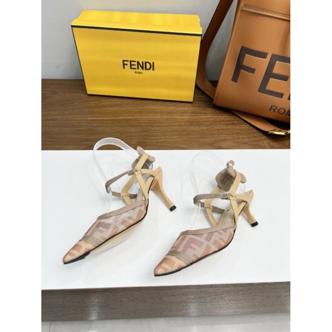 限定予約受付中 FENDI フェンデイ コピー レディースサンダル 高感度デザイン
