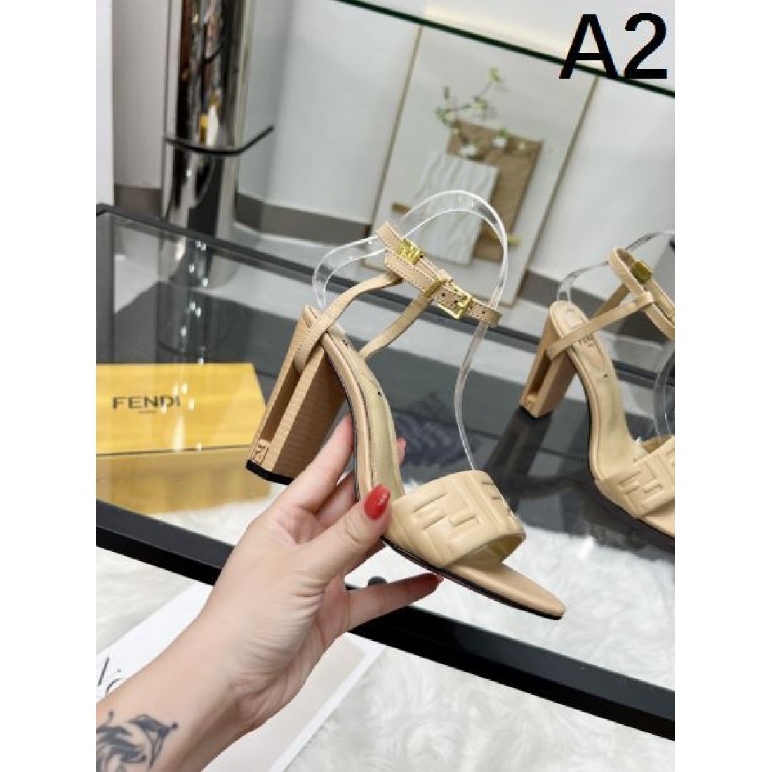 今季は色を使った注目新品 FENDI フェンデイ コピー レディースサンダル 大注目の新作