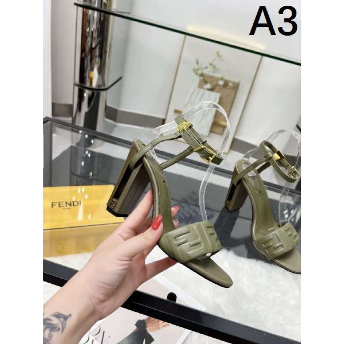 今季は色を使った注目新品 FENDI フェンデイ コピー レディースサンダル 大注目の新作