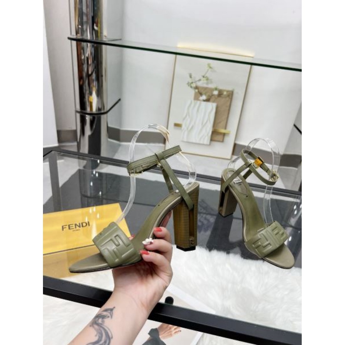 今季は色を使った注目新品 FENDI フェンデイ コピー レディースサンダル 大注目の新作