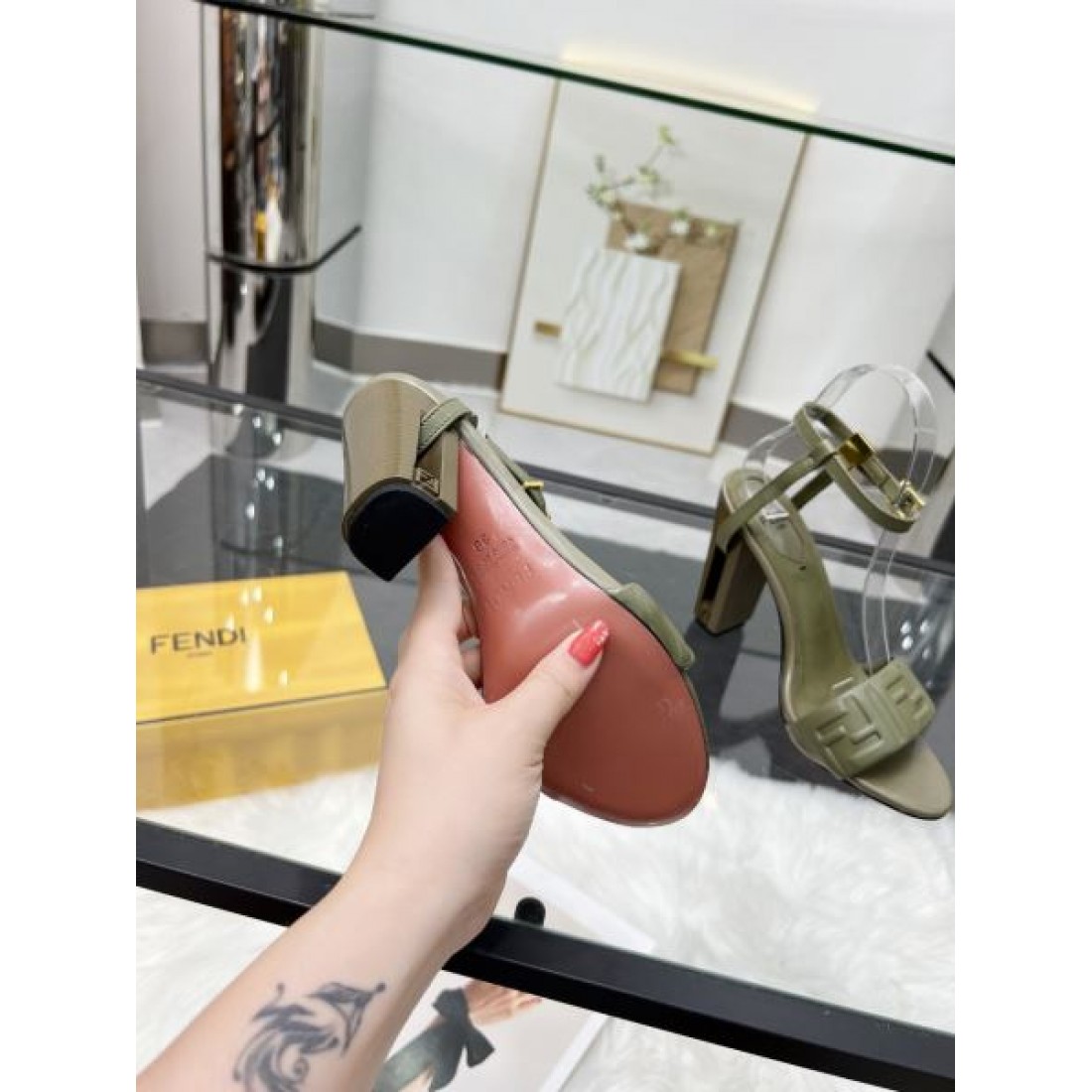 今季は色を使った注目新品 FENDI フェンデイ コピー レディースサンダル 大注目の新作