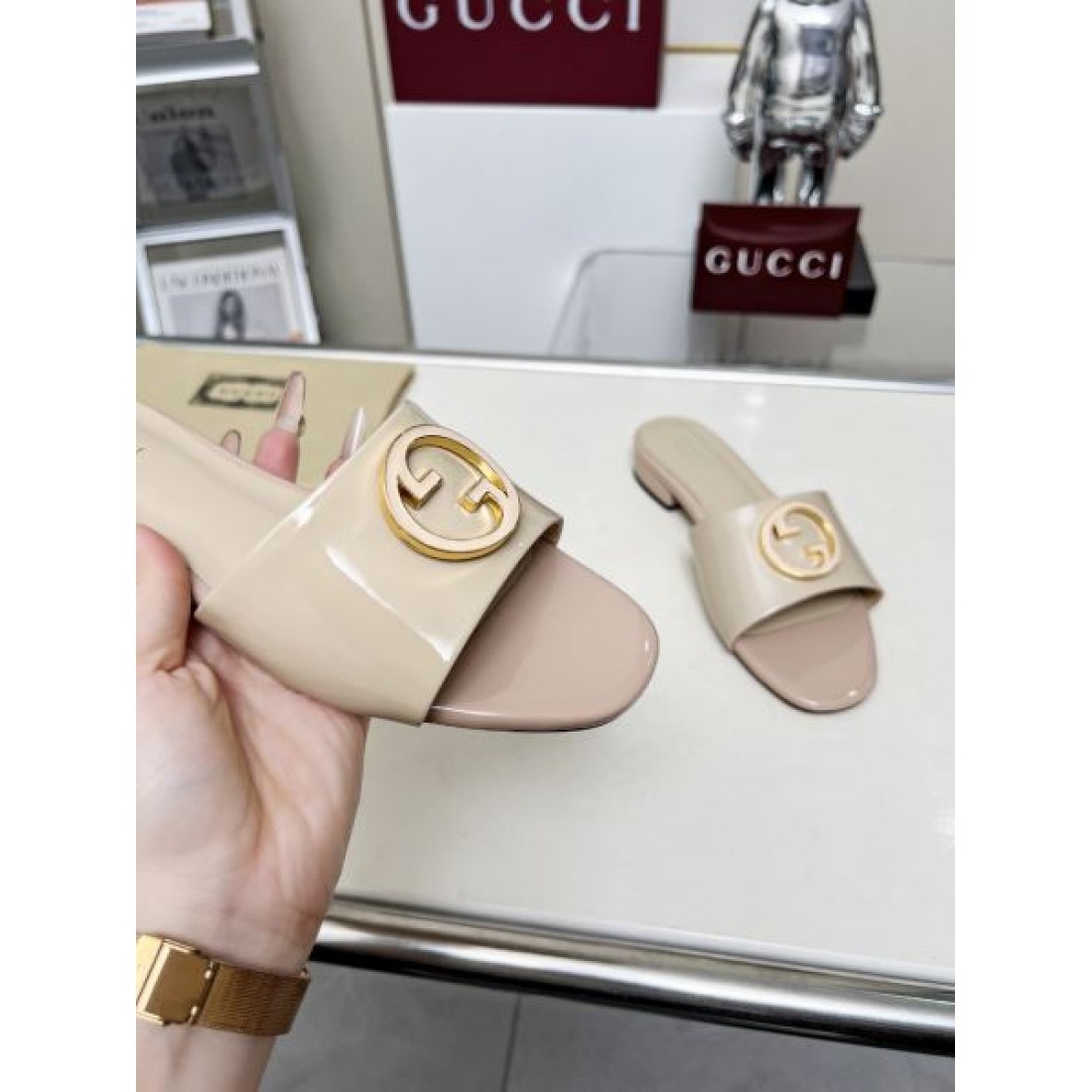 この夏を彩る GUCCI グッチ コピー レディースサンダル 引き続き注目のスタイル