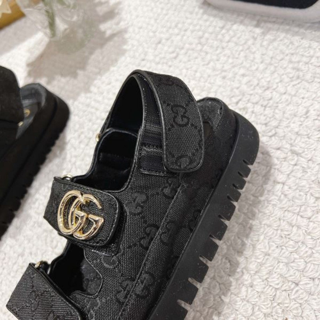 グッチ コピー サンダル GUCCI 夏らしく軽やかな印象 大人っぽい