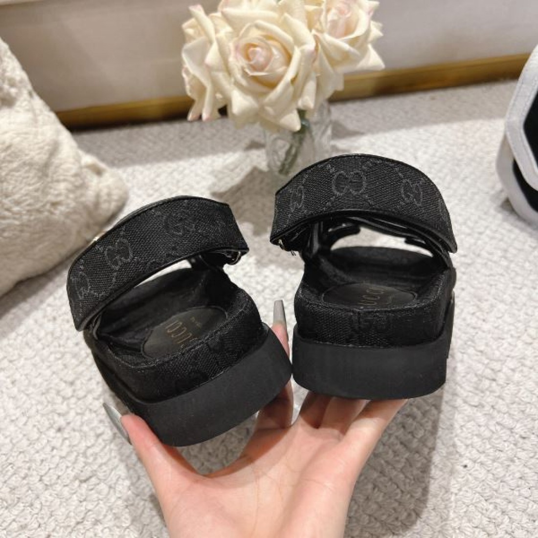 グッチ コピー サンダル GUCCI 夏らしく軽やかな印象 大人っぽい