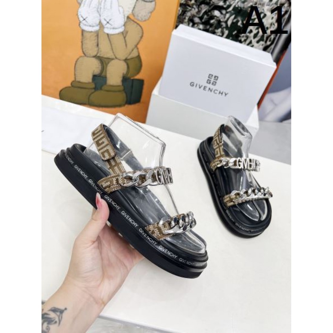 目を惹く華やかさ GIVENCHY ジバンシィ コピー サンダル 大人可愛い雰囲気